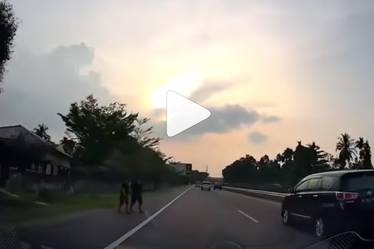 jalan tol, kecelakaan di jalan tol, aturan berkendara, aturan jalan tol, pejalan kaki masuk tol, Kesaksian Pemilik Daschcam yang Rekam Kecelakaan Innova di Bahu Jalan