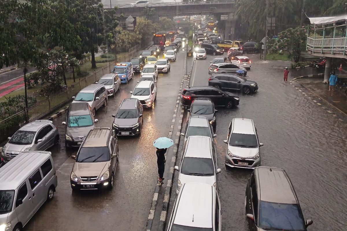 pengendara mobil, banjir, banjir Jakarta, Cara Pantau Kondisi Banjir di Jakarta Secara Real Time, 1. Website BPBD DKI Jakarta, 2. Aplikasi JAKI (Jakarta Kini), 4. CCTV Publik Jakarta, 5. Media Sosial Resmi Instansi Terkait