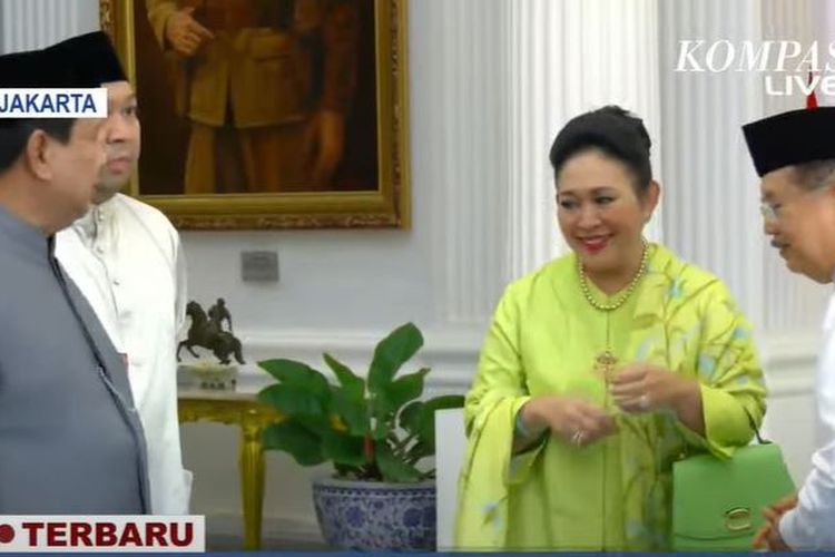 Titiek Soeharto, baju kurung, open house prabowo, Open house istana 2025, busana lebaran titiek soeharto, gaya busana titiek soeharto, busana lebaran hijau lime, Open House Istana, Titiek Soeharto Tampil Cerah dengan Busana Nuansa Lime