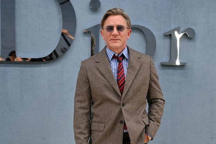 Dior, Rihanna, Robert Pattinson, Pharell, Daniel Craig, Sabrina Carpenter, Mingyu Seventeen, Jonathan Anderson, Apo Nattawin, jonathan anderson dior, pharell, mingyu dior, mile phakphum, Gaya 8 Artis di Dior Men Paris Fashion Week, Robert Pattinson hingga Mingyu, 1. Rihanna, 2. Pharell Williams, 3. Mingyu, 4. Daniel Craig, 5. Mile Phakphum, 6. Robert Pattinson, 7. Sabrina Carpenter, 8. Apo Nattawin