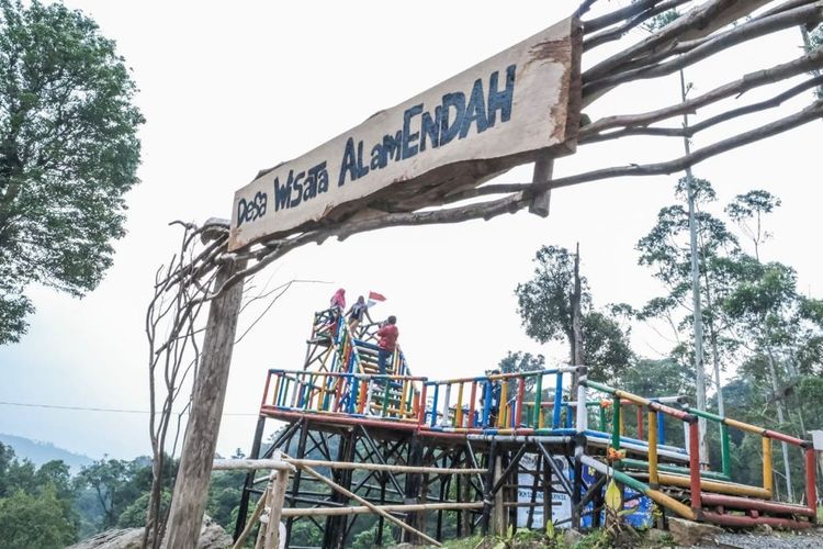 wisata religi, libur Lebaran, 5 Desa Wisata Religi dengan Tradisi Ziarah Syawal untuk Libur Lebaran, 1. Desa Wisata Religi Astana, Kabupaten Cirebon, 2. Desa Wisata Alamendah, Kabupaten Bandung, 3. Desa Wisata Nyatnyono, Kabupaten Semarang, 4. Desa Wisata Kuin Utara, Banjarmasin, Kalimantan Selatan  , 5. Desa Kadilangu, Kabupaten Demak