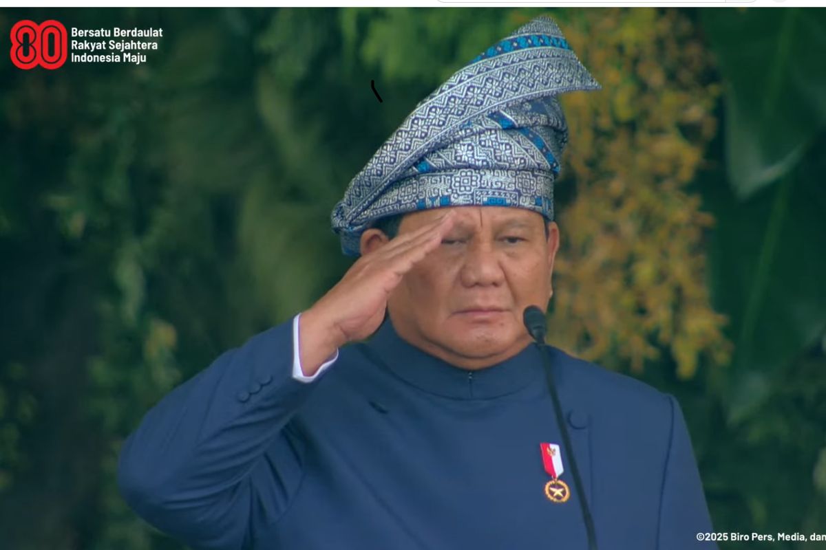 Prabowo, upacara penurunan bendera, peringatan HUT RI, 17 Agustus 2025, hut ke 80 ri, Prabowo Pakai Beskap dan Tanjak Melayu Saat Upacara Penurunan Bendera HUT Ke-80 RI