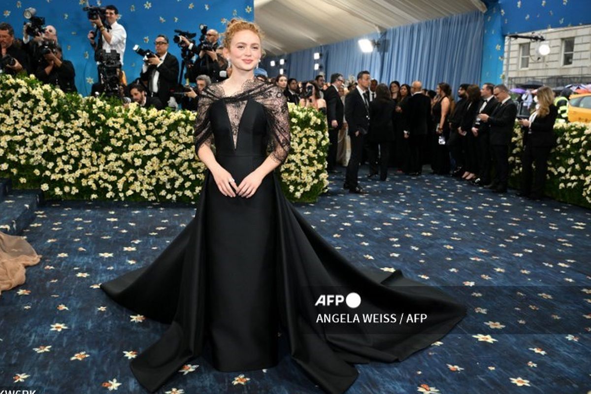 Sadie Sink, Met Gala, Met Gala 2025, met gala 2025, met gala 2025 outfit, sadie sink stranger things, sadie sink outfit met gala 2025, sadie sink outfit, Red Carpet Met Gala 2025, Pertama Kali Menghadiri Met Gala, Sadie Sink Kenakan Gaun Renda Hitam