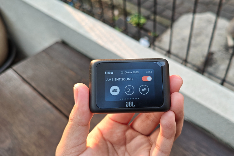 headphone, hands on, JBL Tour One M3 Smart Tx, fitur JBL Tour One M3 Smart Tx, spesifikasi JBL Tour One M3 Smart Tx, Hands-on JBL Tour One M3 Smart Tx: Ringan, Suara, Kotak kemasan simpel, isian lengkap, Headphone ringan, bantalan empuk, Konektivitas, Kontrol musik layar sentuh, ANC efektif redam bising, Audio "nendang" dan bisa diatur, Kesimpulan