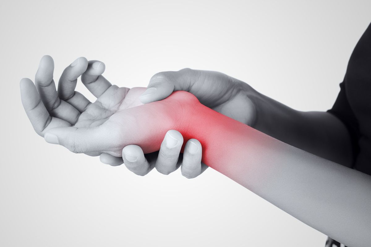 carpal tunnel syndrome, Kesemutan dan Kebas, Waspadai Carpal Tunnel Syndrome Saat Hamil, Gejala yang wajib diwaspadai, Carpaltunnel syndrome biasanya ditandai dengan beberapa gejala yang perlu diwaspadai., Cara aman meredakan nyeri, Tindakan medis dan pemulihan