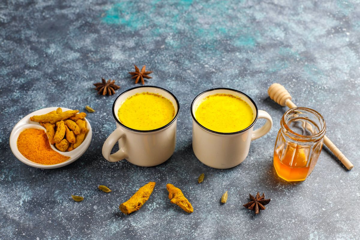 inflamasi, Kenali 7 Makanan Anti-inflamasi yang Bantu Jaga Tubuh Tetap Sehat, 1. Kunyit, 2. Minyak nabati, 3. Kacang-kacangan, 4. Biji-bijian, 5. Buah-buahan, 6. Ikan berlemak , 7. Makanan fermentasi