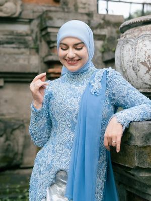 Irish Bella, 5 Style Irish Bella saat Hadiri Wisuda Anak Sambung, Anggun dengan Kebaya Biru, 1. Tampil anggun dengan kebaya brokat biru pastel, 2. Memadukan hijab polos senada, 3. Makeup flawless dengan nuansa natural, 4. Kebaya modern dengan sentuhan kain satin, 5. Tampil serasi bersama keluarga