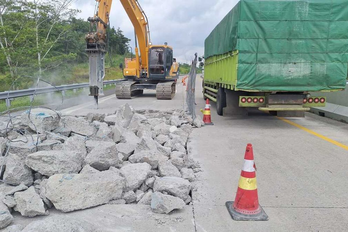 perbaikan jalan, kemacetan, defensive driving, Kemacetan, etika berkendara, Etika Mengemudi Saat Melewati Jalan yang Diperbaiki