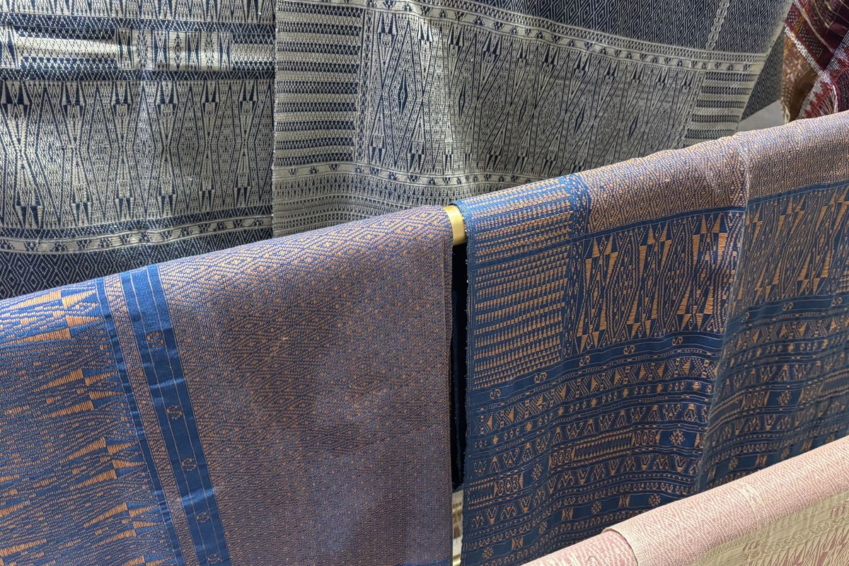 Tobatenun, MAULIATE, ulos, ulos batak, kain tradisional, tenun Batak, wastra batak, bahan alami pewarna ulos, pewarna ulos dari bahan alam, Dari Mengkudu hingga Indigo, Sumber Pewarna Alami di Balik Cantiknya Ulos Batak