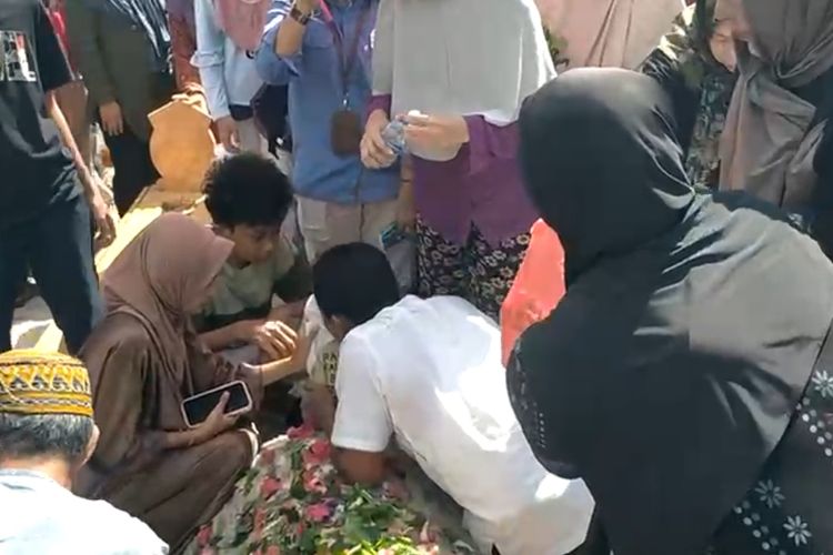 Rafa Fauzan, Singkawang, Polres Singkawang, bocah hilang, kronologi balita hilang di singkawang, balita hilang di singkawang, balita hilang di singkawang ditemukan, pencarian balita hilang di singkawang, Kronologi Hilangnya Balita Singkawang hingga Ditemukan Meninggal di Halaman Masjid, Benarkah Korban Dibunuh?, 1. RF Dilaporkan Hilang ketika Bersama Pengasuh, 2. Warga dan Polisi Lakukan Pencarian, Hasil Nihil, 3. Anjing Pelacak Sempat Temukan Aroma Tubuh RF, 4. RF Ditemukan Tidak Bernyawa di Depan Pintu Masjid, 5. Korban Dimakamkan, Keluarga Tolak Autopsi, 6. Penyelidikan Dilanjutkan, 7. Benarkah Balita RF Dibunuh?