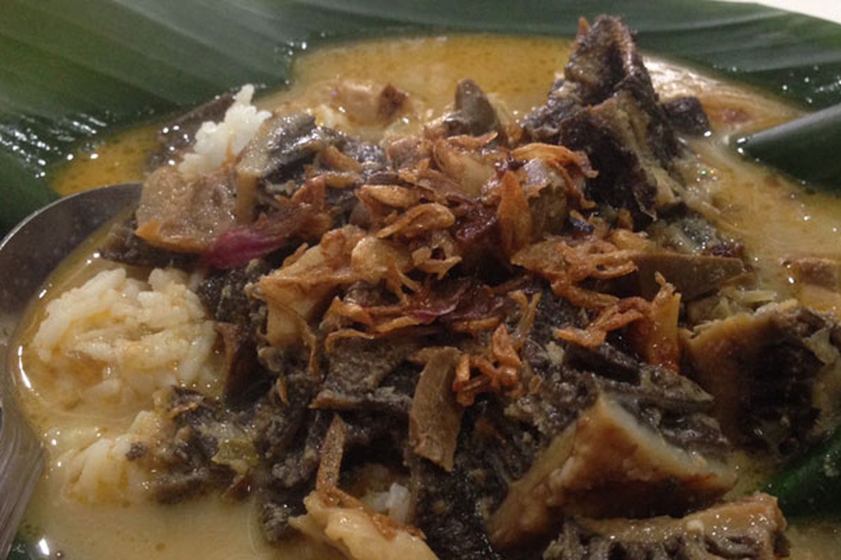 warisan budaya takbenda, Kuliner Jawa Tengah, Nasi Gandul Khas Pati, fakta nasi gandul, Fakta Nasi Gandul, Namanya dari Cara Masaknya?, 1. Asal dari Pati, Jawa Tengah, 2. Disajikan di atas daun pisang, 3. Tiga versi asal-usul nama, 4. Sudah menjadi Warisan Budaya Takbenda, 5. Perjalanan panjang pengakuan WBTb, 6. Tokoh pemopuler nasi gandul, 7. Dahulu hanya untuk kalangan elite, 8. Isi dan kuah yang khas, 9. Penyebaran di luar Pati, 10. Variasi lauk yang beragam