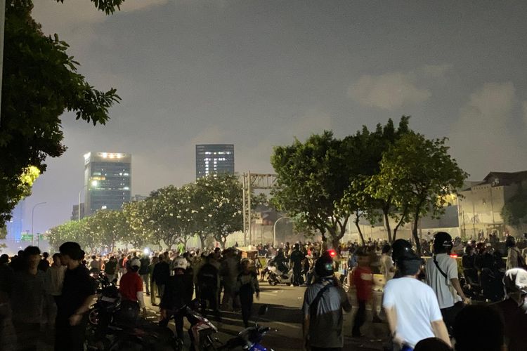 gas air mata, berkendara, aman berkendara, cara menghindari gas air mata, bahasa gas air mata, tips aman berkendara saat ada demo, Tips Berkendara Aman di Zona Demo Menurut Pakar Keselamatan Jalan