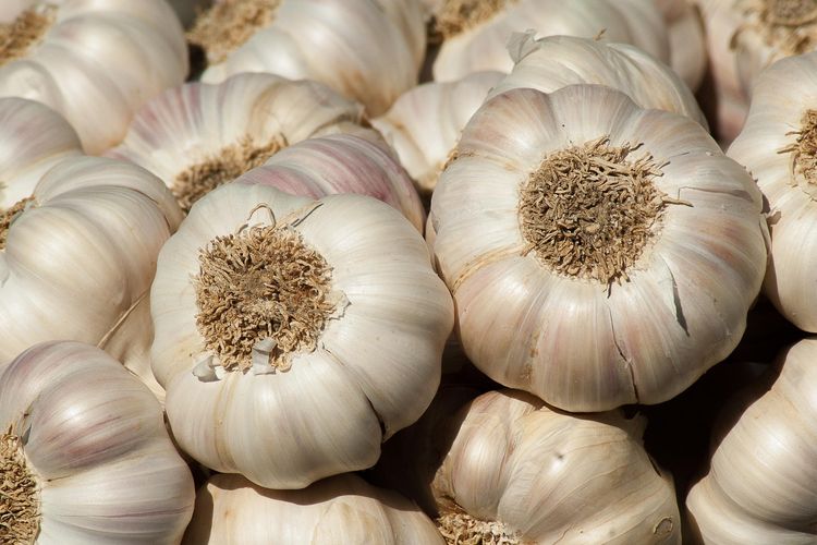 bau badan, makanan penyebab bau badan, makanan penyebab bau badan tak sedap, Makanan Sehari-hari yang Bikin Bau Badan, Konsumsi dengan Bijak, Sayuran silangan, Asparagus, Bawang putih, bawang merah, jinten, dan kari, Makanan laut