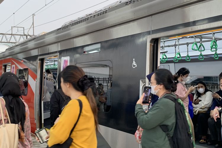 KRL baru, Daftar stasiun yang dilewati KRL baru, rute krl baru 2025, rute krl baru CL 125, daftar stasiun yang dilewati krl baru, daftar stasiun krl lintas cikarang, Mau Naik KRL Baru CL-125? Simak Daftar Stasiun yang Dilewati