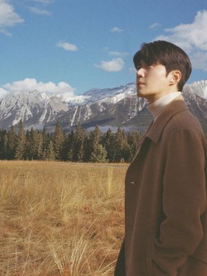 7 Style Kim Seon-ho di ‘Can This Love Be Translated?’, Smart Look, 1. Long coat, 2. Earth tone turtleneck, 3. Professional look, 4. Autumn layering, 5. Clean look white shirt, 6. Trench coat, 7. Cozy cardigan vibe