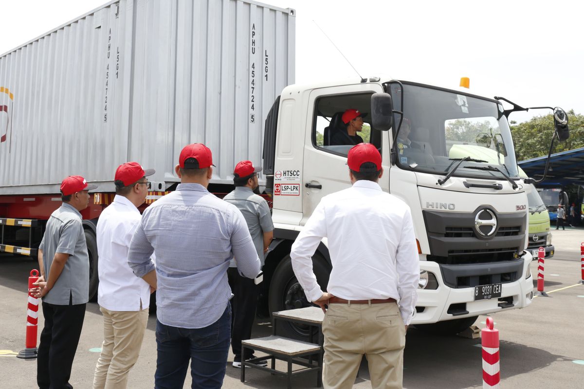 hino, logistik, Pengendara, keselamatan, Perkuat Budaya Keselamatan Jalan, Hino Latih Pengemudi Nestle