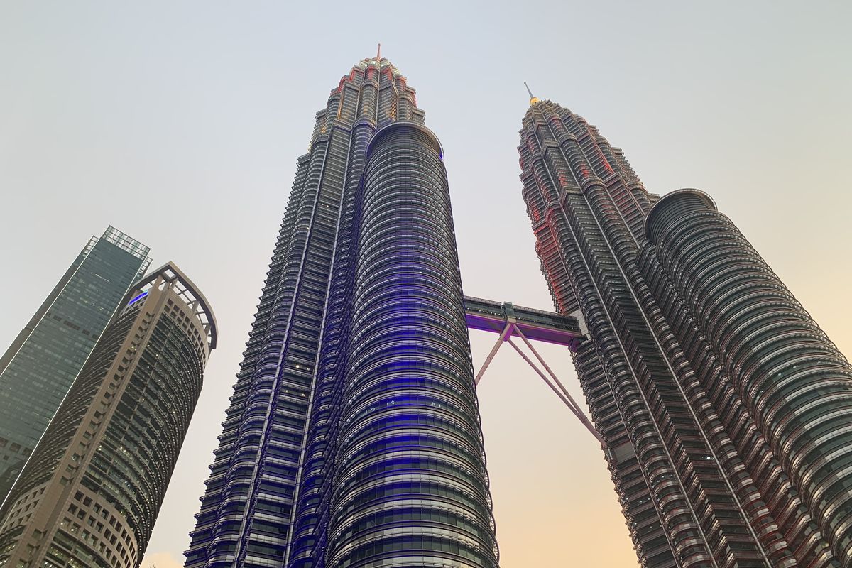 Menara Kembar Petronas, tips foto di menara kembar petronas, menara kembar petronas cara foto, spot foto menara kembar petronas, menara kembar petronas ada di mana, 3 Spot Foto Terbaik di Menara Kembar Petronas, Jangan Terpaku dengan Jarak Dekat