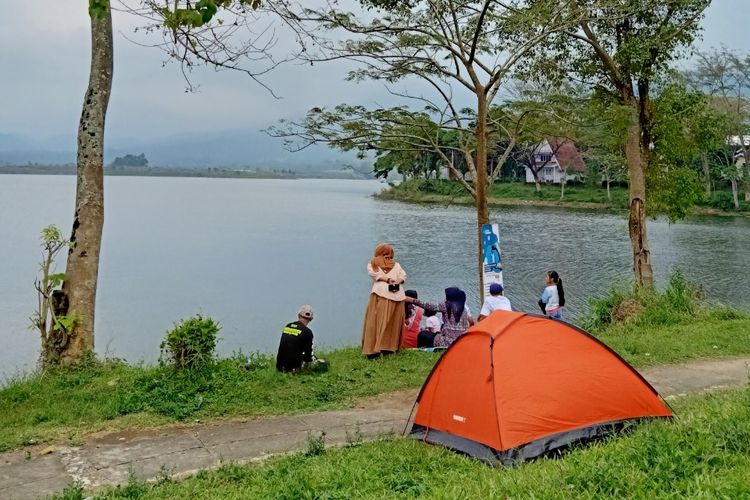 Malang, kayak, kano, paddle, Bendungan Selorejo, Serunya Wisata Air Bendungan Selorejo di Malang, Ada Stand Up Paddle dan Kano