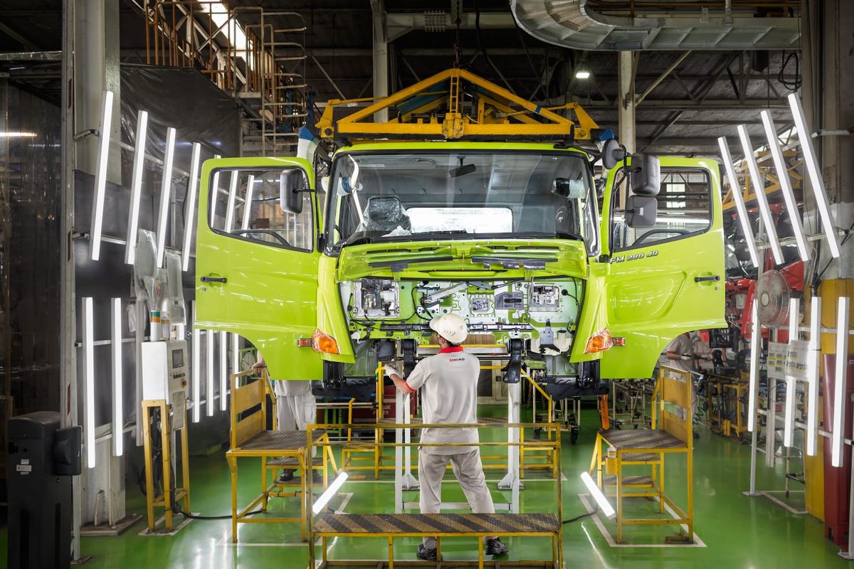 truk Hino, impor China, industri kendaraan niaga, Tantangan Penjualan Truk Hino di 2026: Truk Impor China Menghantui
