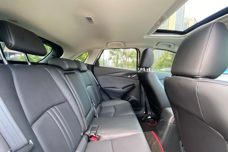 kenyamanan berkendara, SUV modern, Mazda CX-3 Kuro, interior elegan, Review Mazda CX-3 Kuro: SUV Praktis dengan Desain Elegan, Mazda CX-3 Kuro: Menawarkan Kenyamanan dan Kepraktisan, Interior Elegan dengan Dominasi Warna Hitam, Aksen Merah dan Fasilitas Mewah, Teknologi Modern yang Terintegrasi, Kenyamanan Baris Kedua yang Terbatas