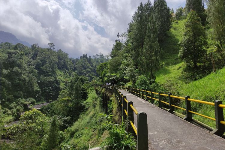 Merapi, 7 Rekomendasi Tempat Wisata Hidden Gem di Sekitaran Gunung Merapi, 1. Plunyon Kalikuning, 2. Bunker Kaliadem, 3. Tankaman Natural Park, 4. Museum Petilasan Mbah Maridjan, 5. Blue Lagoon (Tirta Budi), 6. Stonehenge Cangkringan, 7. Agro Wisata Bhumi Merapi