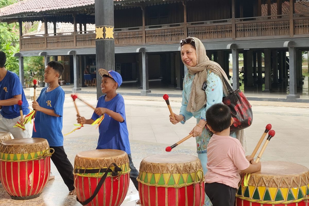 TMII, wisata tmii 2025, anjungan bengkulu tmii, anjungan bengkulu taman mini, anjungan bengkulu taman mini indonesia indah, Main ke TMII, Turis Asal Pakistan Ini Asik Menabuh Alat Musik Dol di Anjungan Bengkulu