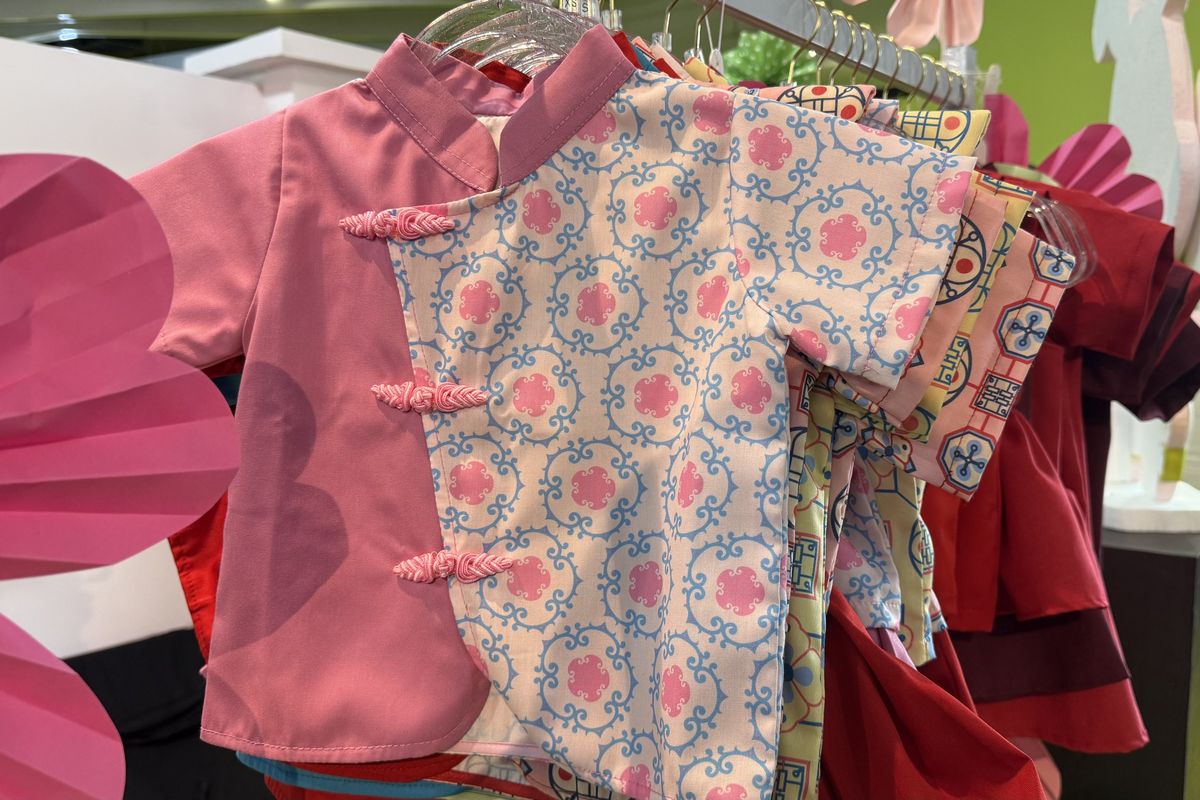 Imlek, Sambut Imlek, Ini Ide Mix and Match Busana Imlek bagi Ibu dan Anak, 1. Sesuaikan dengan personal style, 2. Pilih yang nyaman untuk anak, 3. Pilih outfit satu set agar praktis, 4. Potongan loose dan oversize, 5. Jangan takut tabrak warna, 6. Pilih outfit match antara ibu dan anak