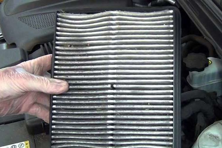 AC Mobil, mobil, Filter kabin, Filter kabin kotor, penyebab filter kabin kotor, Kaki Basah dan Masuk ke Mobil Bisa Bikin Filter Kabin Cepat Kotor