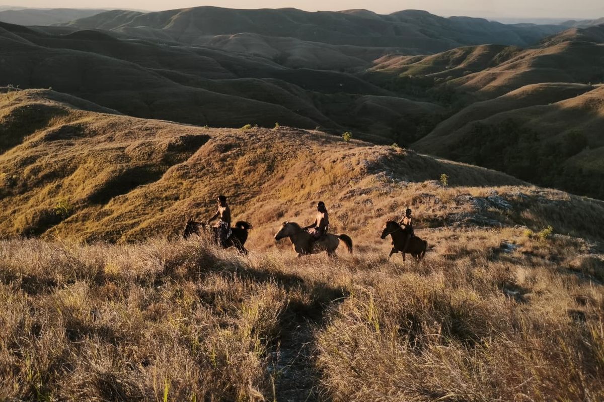 Xiaomi, xiaomi 15T, xiaomi 15t series, Memotret Keindahan Sumba dengan Kamera Xiaomi 15T yang Belum Rilis di Indonesia, Kampung Ratenggaro dalam Mode Portrait , Memotret momen dramatis di Bukit Wairinding, Kampung Raja Prailiu,  Potret warga Kampung Raja Prailiu yang sedang menenun menggunakan Xiaomi 15T