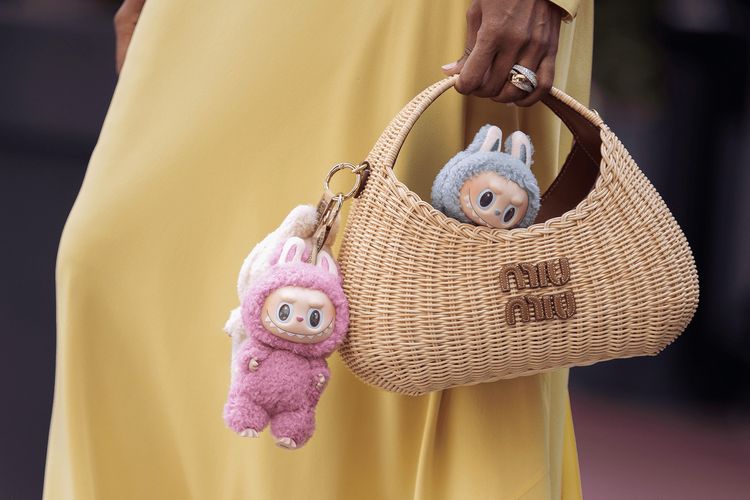 Labubu, Dari Demam Labubu hingga Birkin Termahal, Ini Catatan Fashion di 2025, 1. Demam Labubu dan kebangkitan gantungan tas, 2. Aksesori makin besar dan berani, 3. Tas birkin termahal , 4. Topi ekstrem , 5. Sepatu jadi pusat perhatian, 6. AI mulai membentuk arah fashion global, 7. Fashion kembali merayakan cerita dan emosi