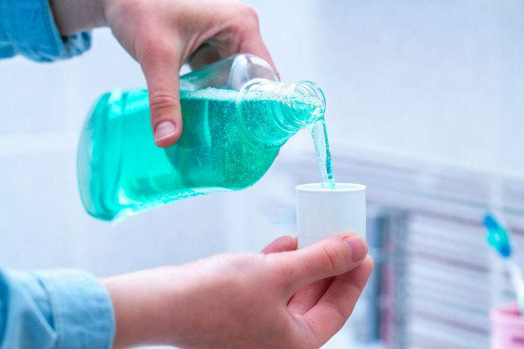 bau bawang, bau bawang di tangan, menghilangkan bau bawang di tangan, kenapa bau bawang di tangan susah hilang, 5 Cara Instan Hilangkan Bau Bawang Putih di Tangan, 1. Ampas kopi, 2. Obat kumur, 3. Jus lemon dan sabun cuci piring, 4. Benda stainless steel, 5. Pasta baking soda