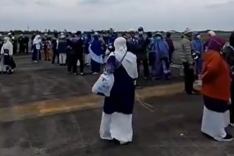 Saudia Airlines, ancaman bom Saudia Airlines SV-5726, Cemasnya Ibrahim, Menanti Istri dan Anak di Tengah Ancaman Bom Saudia Airlines, Ancaman Bom, Langkah Penanganan, Evakuasi dan tertahan di ruang tunggu bandara, Bisa cepat kembali