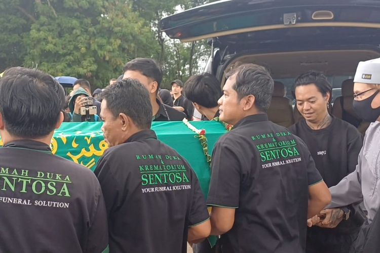Lula Lahfah, Lula Lahfah meninggal, Tangis Reza Arap di Pemakaman Lula Lahfah: Kenapa Semua Orang Engga Mau Dengerin Gue?