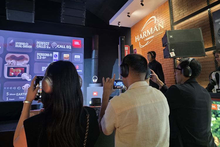 JBL Tour One M3 Smart Tx, fitur JBL Tour One M3 Smart Tx, 10 Fitur Headphone JBL Tour One M3 Smart Tx, Cocok untuk Audiophile, 1. Smart Tx: pemancar audio nirkabel, 2. Auracast untuk dengerin audio bareng, 3. ANC 2.0, 4. Hi-Res dan Lossless Audio, 5. JBL Spatial 360, 6. Personi-Fi 3.0, 7. Smart Talk, 8. Baterai hingga 70 jam, 9. Bisa terhubung kedua perangkat sekaligus, 10. Desain nyaman dan ergonomis