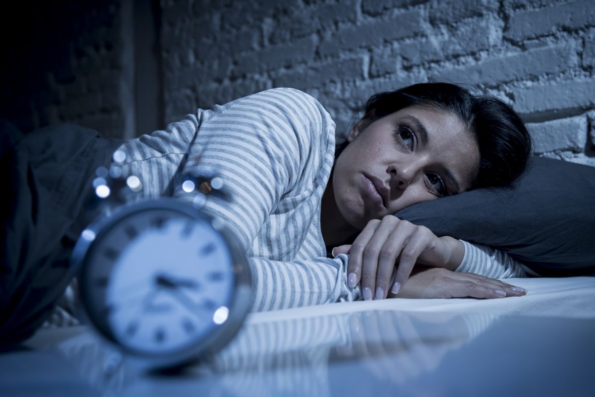 overthinking, psikologi, Overthinking Sebelum Tidur, Mengapa Otak Lebih Berisik di Malam Hari? Ini Kata Psikolog, 1. Hilangnya stimulasi eksternal, 2. Penurunan pertahanan kognitif, 3. Ritme sirkadian dan suasana hati, The Zeigarnik Effect, Ruminasi vs refleksi, Metacognition (berpikir tentang pikiran)