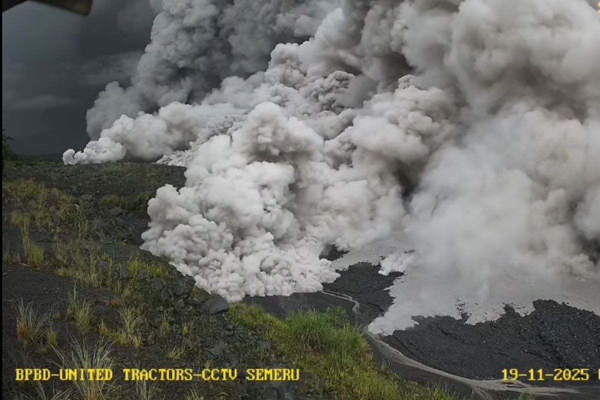 Polres Malang, Jawa Timur, erupsi Semeru, Jalan Malang-Lumajang, Polres Malang Tutup Akses Jalan Malang-Lumajang Imbas Erupsi Semeru, Pengalihan Rute dan Penyuluhan kepada Pengendara, Keamanan Warga Jadi Prioritas Polres Malang, Status Gunung Semeru Ditingkatkan ke Level IV (AWAS), Imbauan kepada Masyarakat dan Pendaki, Warga Mengungsi ke Tempat Aman
