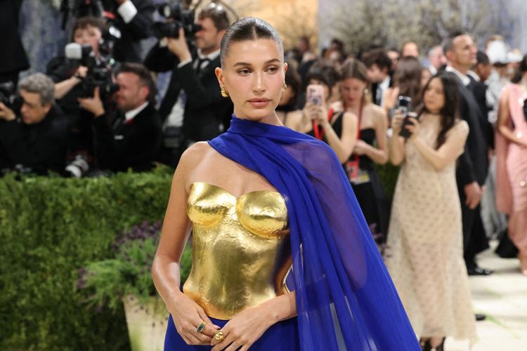 Hailey Bieber Pakai Gaun Bustier Emas 24 Karat di Met Gala 2026