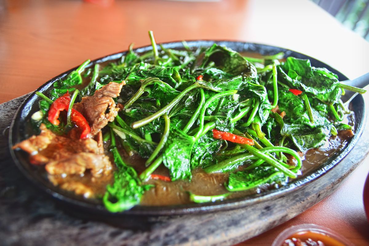 tumis kangkung, resep tumis kangkung bumbu iris, cara masak sayur kangkung, menu sayur harian, Resep Tumis Kangkung Tetap Hijau dan Renyah, Praktis Pakai Bumbu Iris