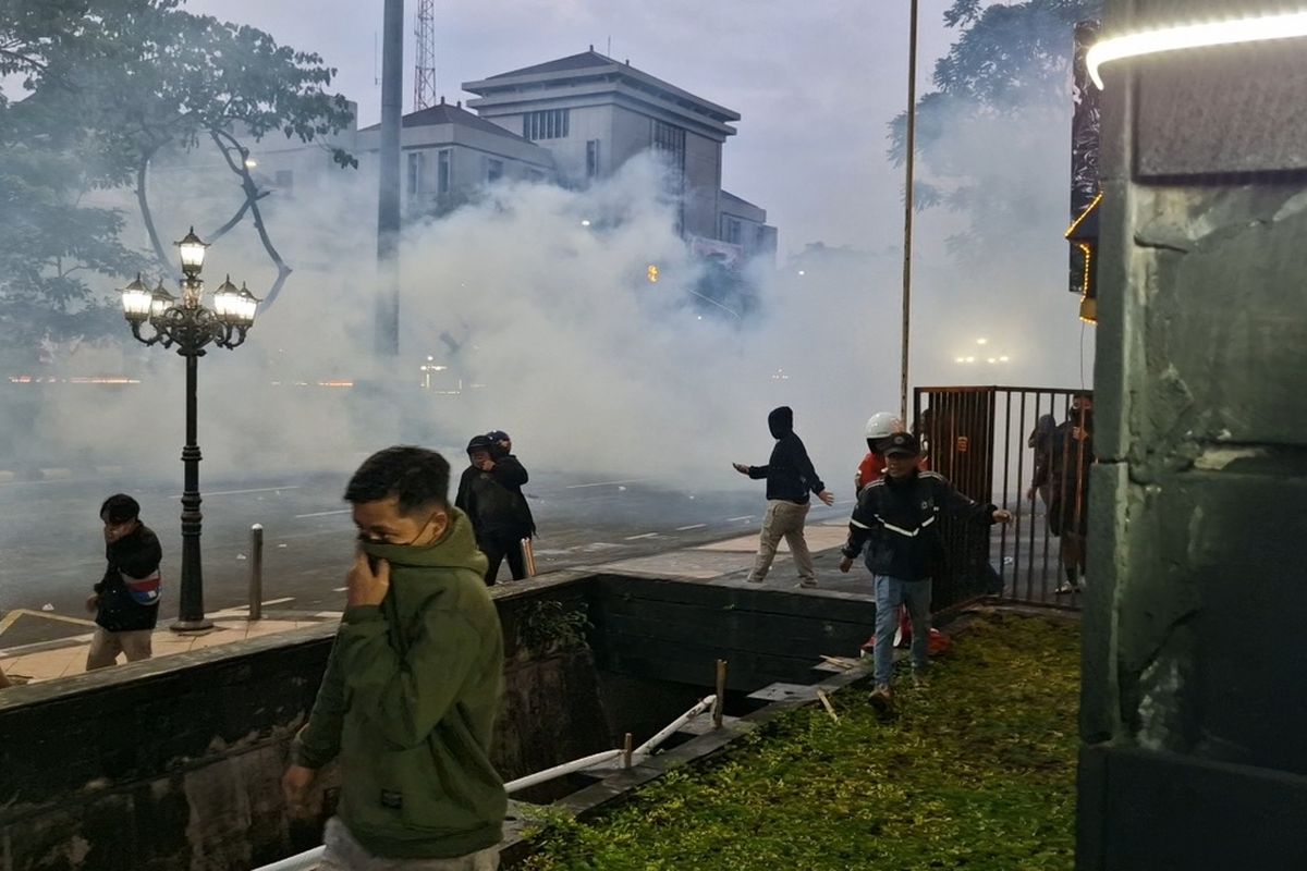 gas air mata, efek gas air mata, dampak gas air mata, apa dampak terkena gas air mata, gas air mata berbahaya, risiko gas air mata, Efek Jangka Panjang Paparan Gas Air Mata, Apa yang terjadi pada mata?, Gangguan pernapasan yang tidak boleh diabaikan, Risiko kulit dan sistem pencernaan, Bisa berdampak pada psikologis 