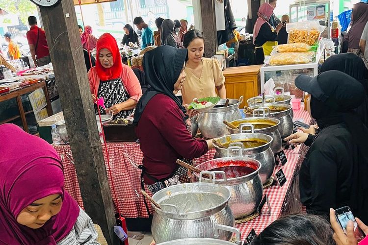 Alun-alun Kidul Yogyakarta, Alkid, Alun-alun Selatan, Keraton Yogyakarta, Alun-Alun Selatan, wisata di dekat Alun-alun Kidul Yogyakarta, Alun-alun Utara, wisata sekitar Alkid, 8 Tempat Wisata di Dekat Alun-alun Kidul Yogyakarta, Bisa Ditempuh Jalan Kaki, Taman Sari, Pasar Ngasem, Keraton Yogyakarta, Masjid Gedhe Kauman, Alun-alun Utara Yogyakarta, Titik Nol Kilometer, Jalan Malioboro, Benteng Vredeburg