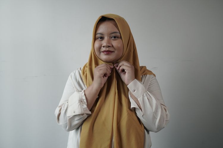 tutorial hijab segi empat, Idul Adha, Idul Adha 2025, Tutorial hijab segi empat, idul adha, idul adha 2025, tutorial hijab idul adha, tutorial hijab simpel, tutorial pakai hijab simple, tutorial hijab untuk wajah bulat dan tembem, tutorial hijab muka bulat, tutorial hijab wajah bulat, Cukup 1 Peniti, Ini Tutorial Hijab Segi Empat untuk Idul Adha 2025