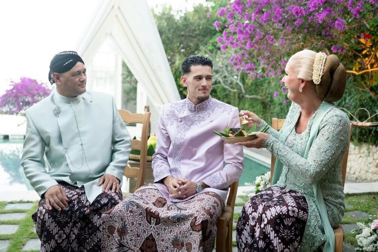 5 Gaya Siraman Justin Hubner, Tampil Gagah dengan Busana Adat Jawa, 1. Busana beskap bernuansa klasik, 2. Nuansa warna lembut dan elegan, 3. Menjalani prosesi siraman sebelum pernikahan   Gaya siraman Justin Hubner sebelum menikah dengan Jennifer Coppen, tampil gagah dalam busana adat Jawa., 4. Menampilkan sisi berbeda Justin Hubner, 5. Midodareni sebagai simbol harapan dan doa