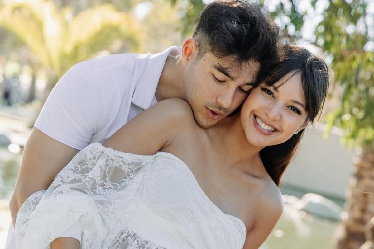 Tyler Bigenho, 7 Style Maternity Shoot Aurelie Moeremans, Serba Putih dan Romantis dengan Suami, 1. Kenakan gaun renda putih, 2. Potongan off-shoulder, 3. Riasan wajah natural "pregnancy glow", 4. Tatanan rambut dengan poni ikonis, 5. Aksesori minimalis untuk kesan timeless, 6. Kekompakan busana bersama Tyler Bigenho, 7. Kehangatan cahaya "golden hour"