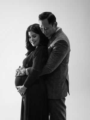 Annisa Pohan, maternity shoot, 9 Gaya Maternity Shoot Annisa Pohan di Kehamilan Kedua, Serba Monokrom, 1. Tampil serba hitam, 2. Rambut panjang bergelombang, 3. Makeup natural, 4. Gaun body fit, 5. Kompak dengan putri pertama, 6. Berpose bersama pasangan, 7. Berganti busana longgar warna terang, 8. Gaya rambut disanggul, 9. Pose profil samping yang klasik