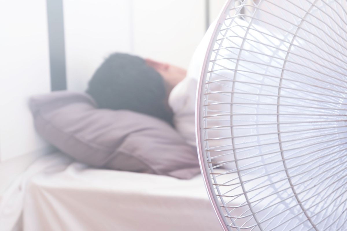 Tidur, kipas angin, tidur, Kipas angin, Kipas Angin, tidur dengan kipas angin, tidur dengan kipas angin menyala, akibat tidur dengan kipas angin menyala, bahaya tidur dengan kipas angin, bahaya tidur sambil kipasan, Pakai Kipas Angin Saat Tidur? Ketahui Dulu Bahaya dan Tips Amannya