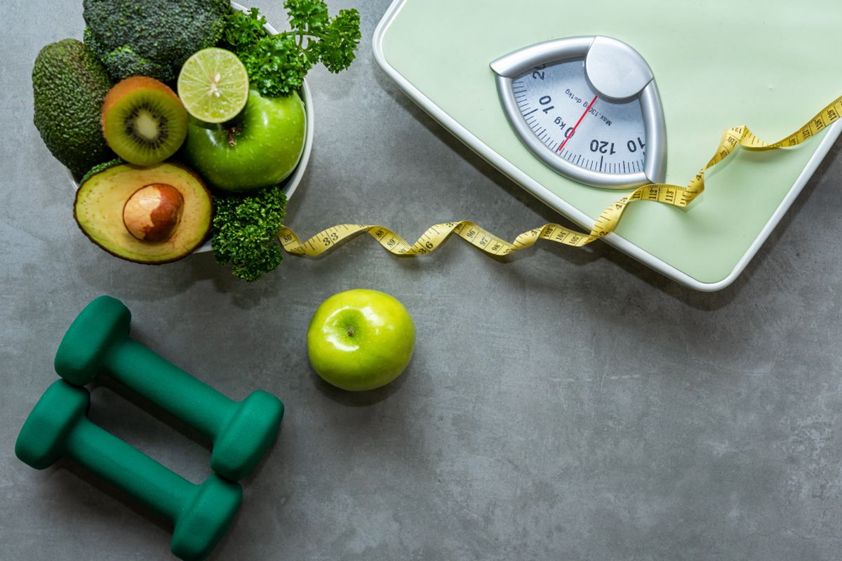 metode diet, pola makan, Tak Perlu Diet Ekstrem, Ini 9 Tips Sederhana Menurunkan Berat Badan, Tetapkan tujuan diet yang realistis, Perbanyak minum air putih, Kurangi konsumsi makanan ultra-proses, Perbanyak sayur dan buah , Jangan lewatkan sarapan, Bergerak lebih banyak dalam aktivitas sehari-hari, Latihan beban untuk menjaga massa otot, Tidur cukup dan teratur, Kurangi minuman manis dan camilan tinggi gula