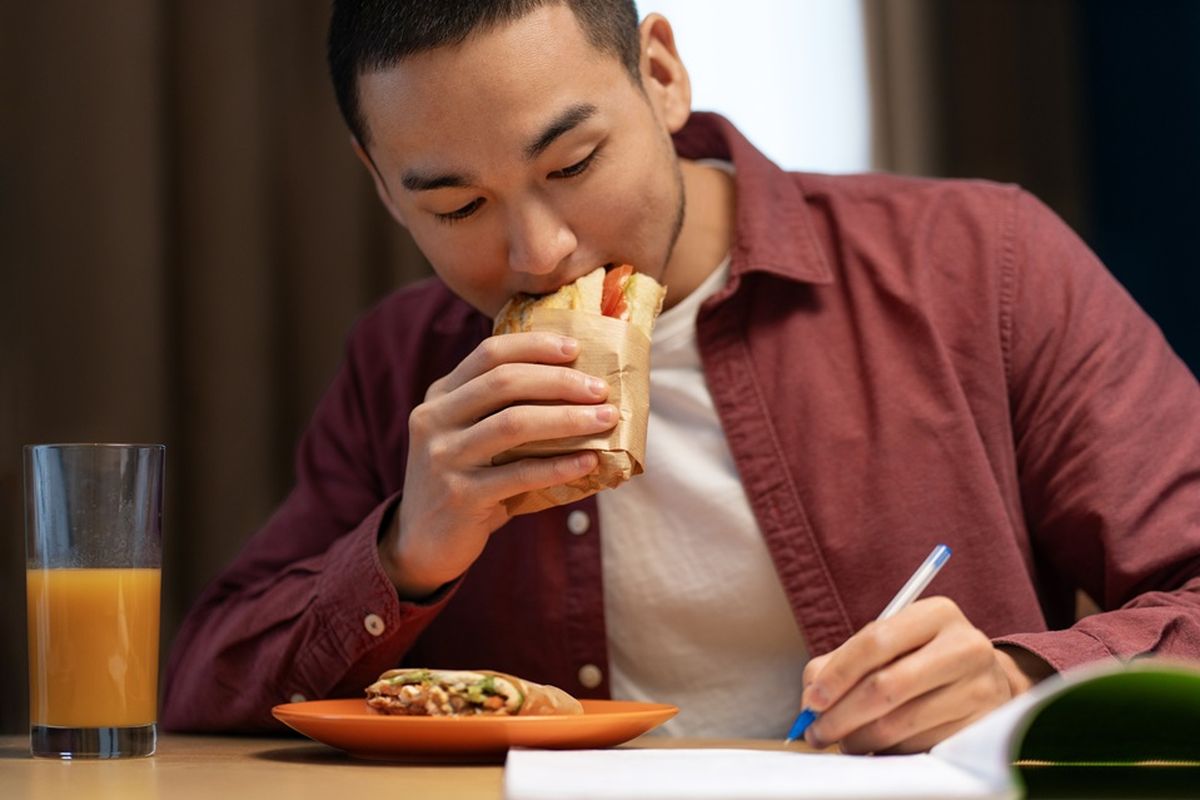 ahli gizi, akibat sering melewatkan jam makan, akibat sering melewatkan sarapan, dampak melewatkan sarapan, dampak kesehatan jika melewatkan makanan, apa yang terjadi jika melewatkan makan, sering melewatkan makan, skip makan, 8 Dampak Serius Melewatkan Jam Makan, Energi Lemas hingga Risiko Penyakit, 1. Memicu kecemasan dan suasana hati buruk, 2. Energi menurun dan tubuh lemas, 3. Sinyal lapar dan kenyang terganggu, 4. Dorongan makan berlebihan, 5. Kekurangan nutrisi penting, 6. Gangguan pencernaan, 7. Memicu gangguan makan, 8. Berkuranganya kenikmatan makanan