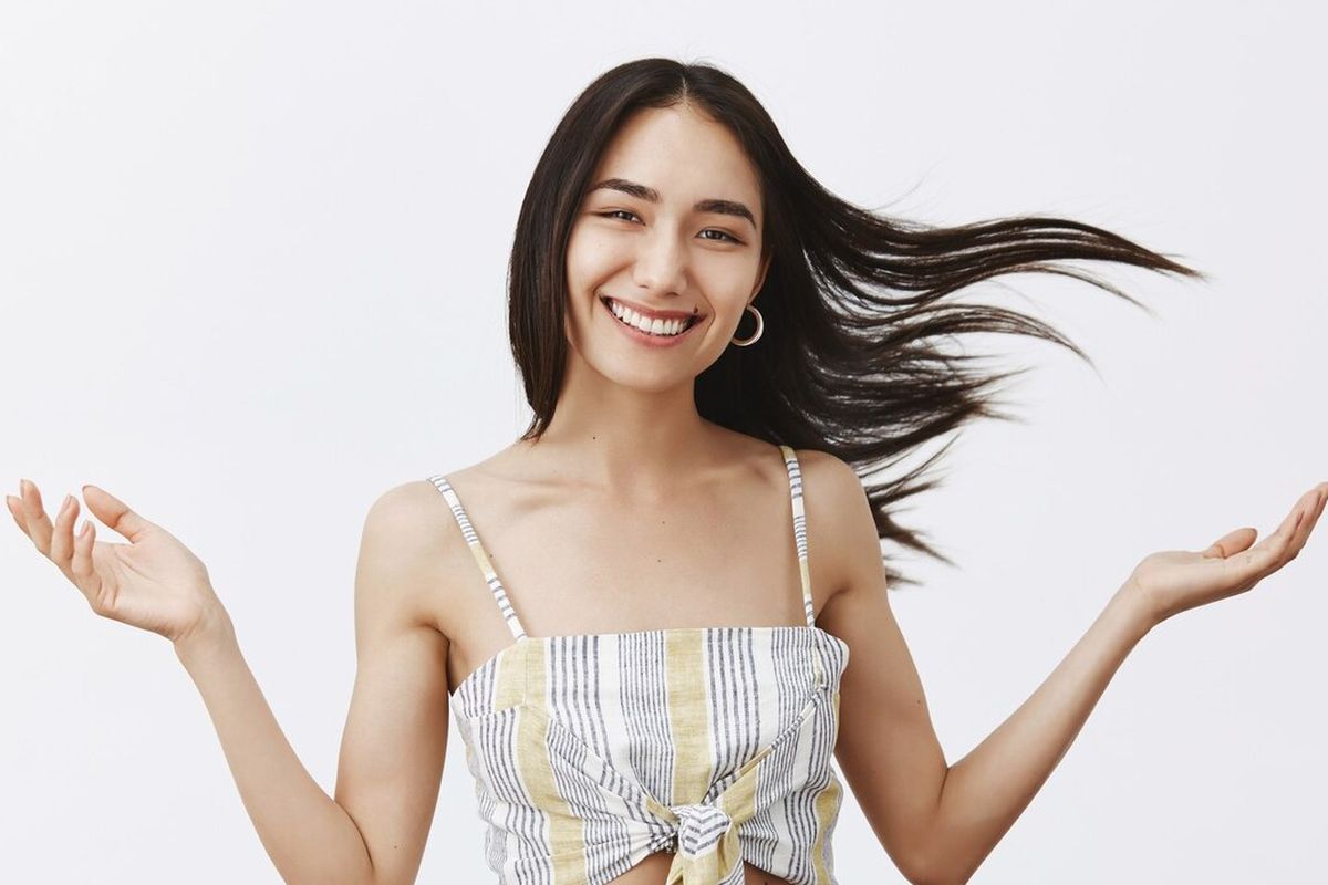 Bukan Cuma Parfum, Ini Tips Perawatan agar Rambut Wangi Tahan Lama, Gunakan hair mist alih-alih parfum biasa, Pilih produk rambut dengan aroma yang senada, Fokus aplikasikan produk di tengah hingga ujung rambut,  Ilustrasi perawatan rambut, Gunakan hair oil beraroma sebelum styling