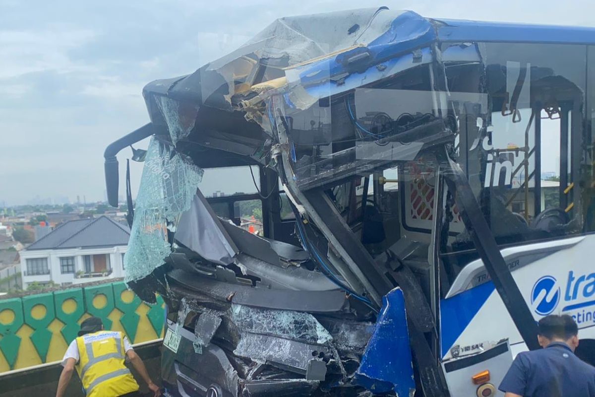 Transjakarta, kecelakaan, Bus Transjakarta Adu Banteng di Jalur Langit Cipulir, Penyebab Masih Diselidiki