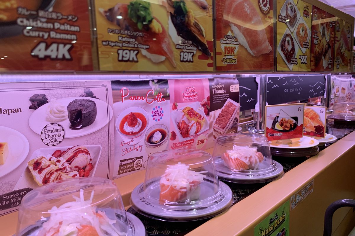 cara pesan sushi di conveyor belt, cara makan sushi di restoran, cara makan di restoran sushi, cara makan di sushiro, tips makan sushi pertama kali, 5 Cara Makan di Restoran Sushi Conveyor, Panduan untuk Pemula, 1. Pilih tempat makan, 2. Ambil sushi dari atas conveyor belt, 3. Perhatikan warna piring, 4. Pesan menu lain via gawai, 5. Tumpuk piring kosong